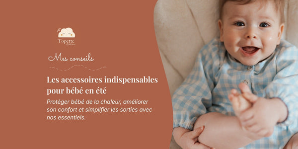 Bannière pour l'article de blog les accessoires indispensables pour bébé en été montrant un bébé souriant habillé avec une blouse à carreaux vichy bleu et blanc Topette Création.