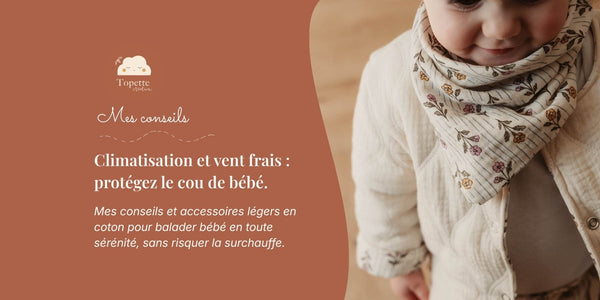 Bébé portant un foulard léger Topette Création pour le protéger de la climatisation et du vent.