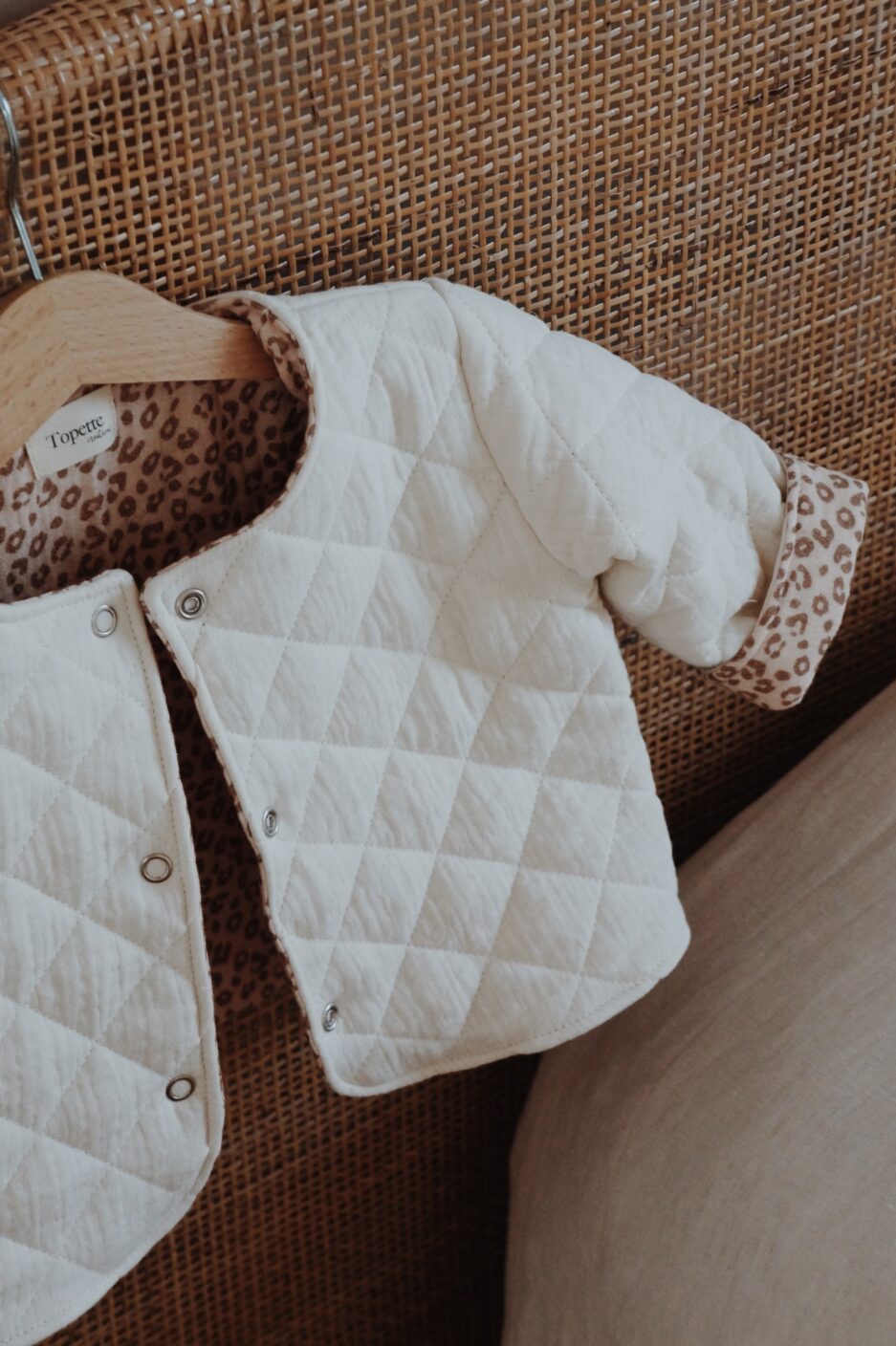 Veste matelassée avec manche crème léopard enfant