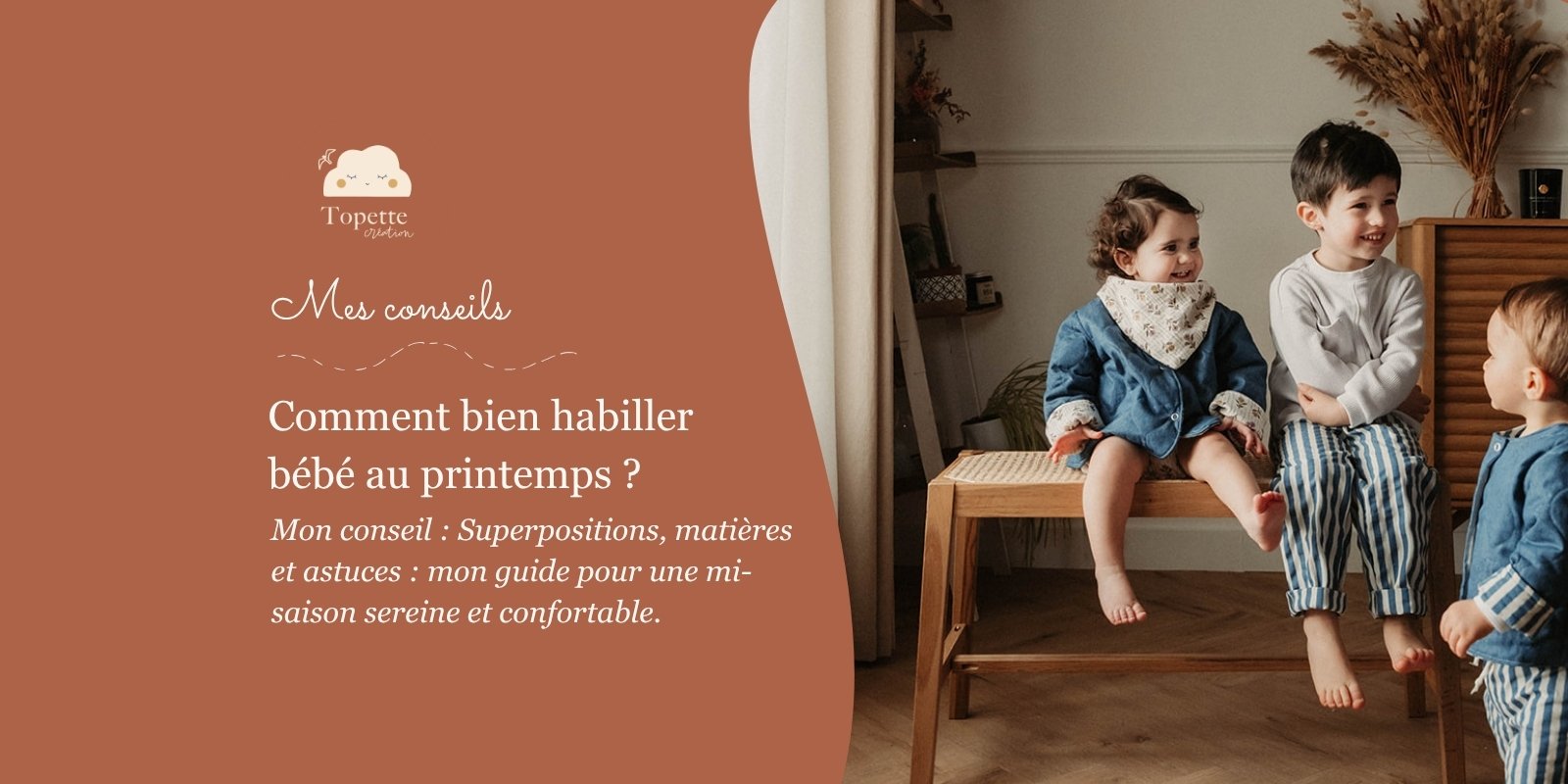 Bébé portant une veste légère et un foulard en double gaze Topette Création pour une sortie au printemps.