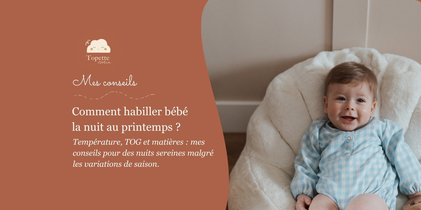 Bébé souriant en body à carreaux bleu, assis dans un pouf doux, pour le guide de sommeil de printemps Topette.