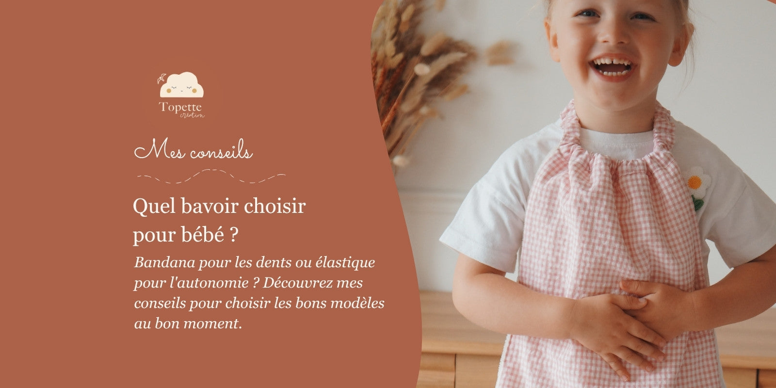 Bébé portant un bavoir élastique personnalisé pour enfant.