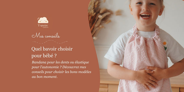 Bébé portant un bavoir élastique personnalisé pour enfant.
