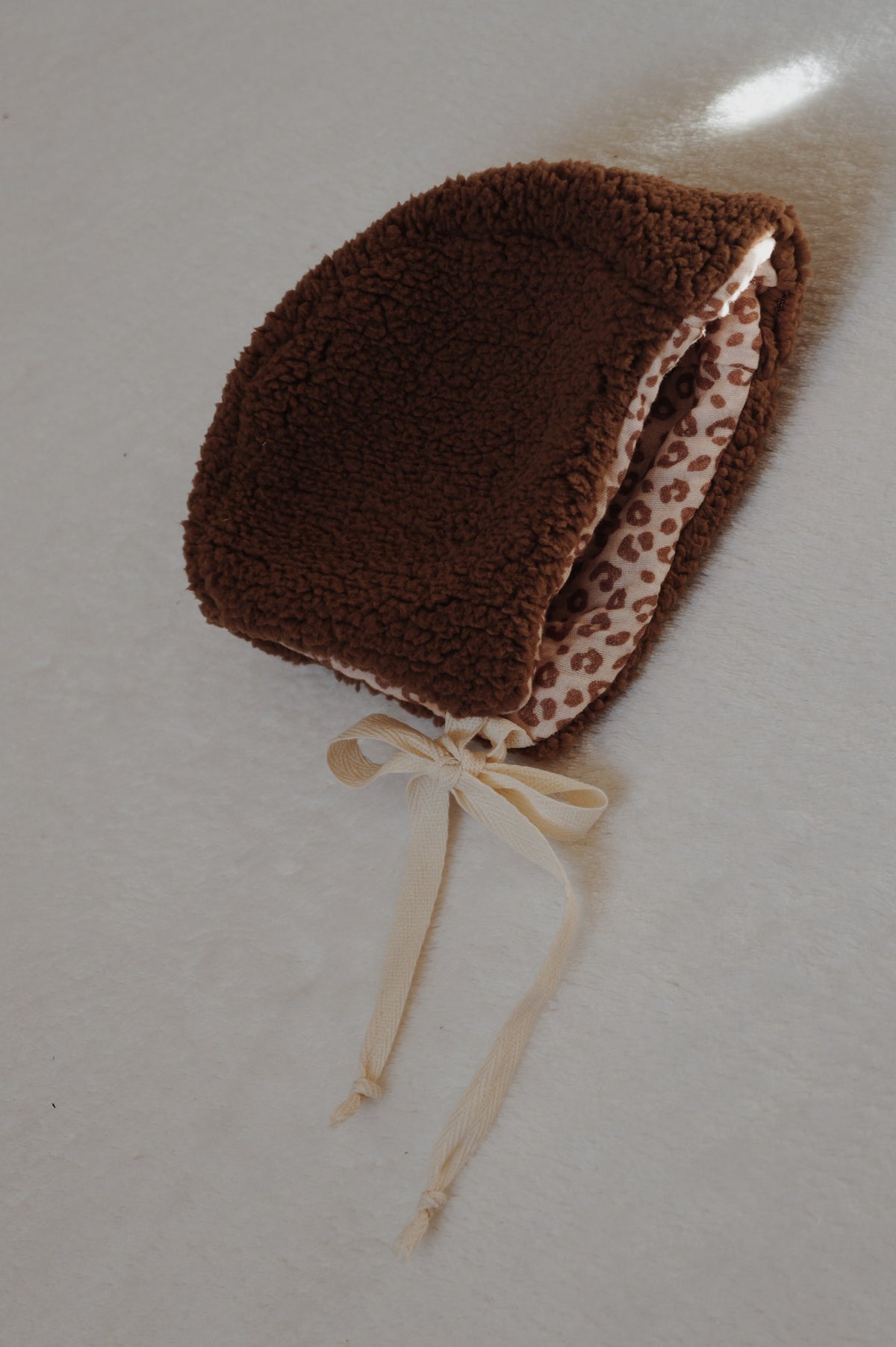 Bonnet bébé béguin avec lien sous le menton