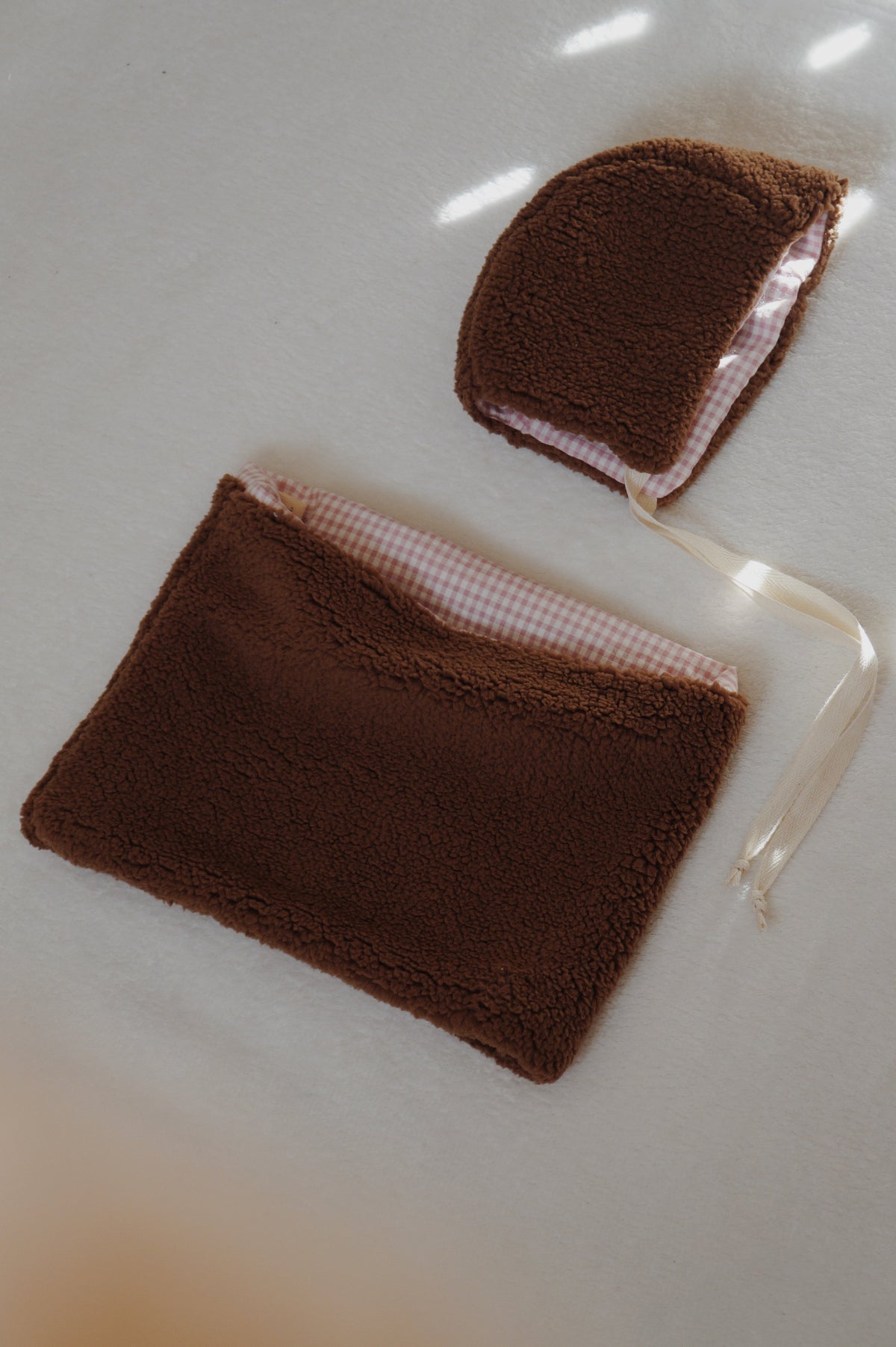 Cache-cou bébé snood porté avec le béguin assorti