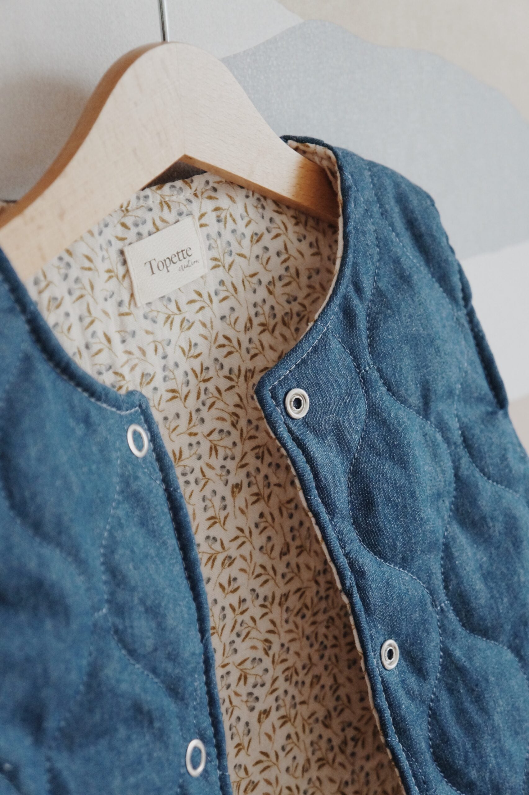 Veste matelassée sans manches Jean/Feuilles d'olivier Taille 24 mois