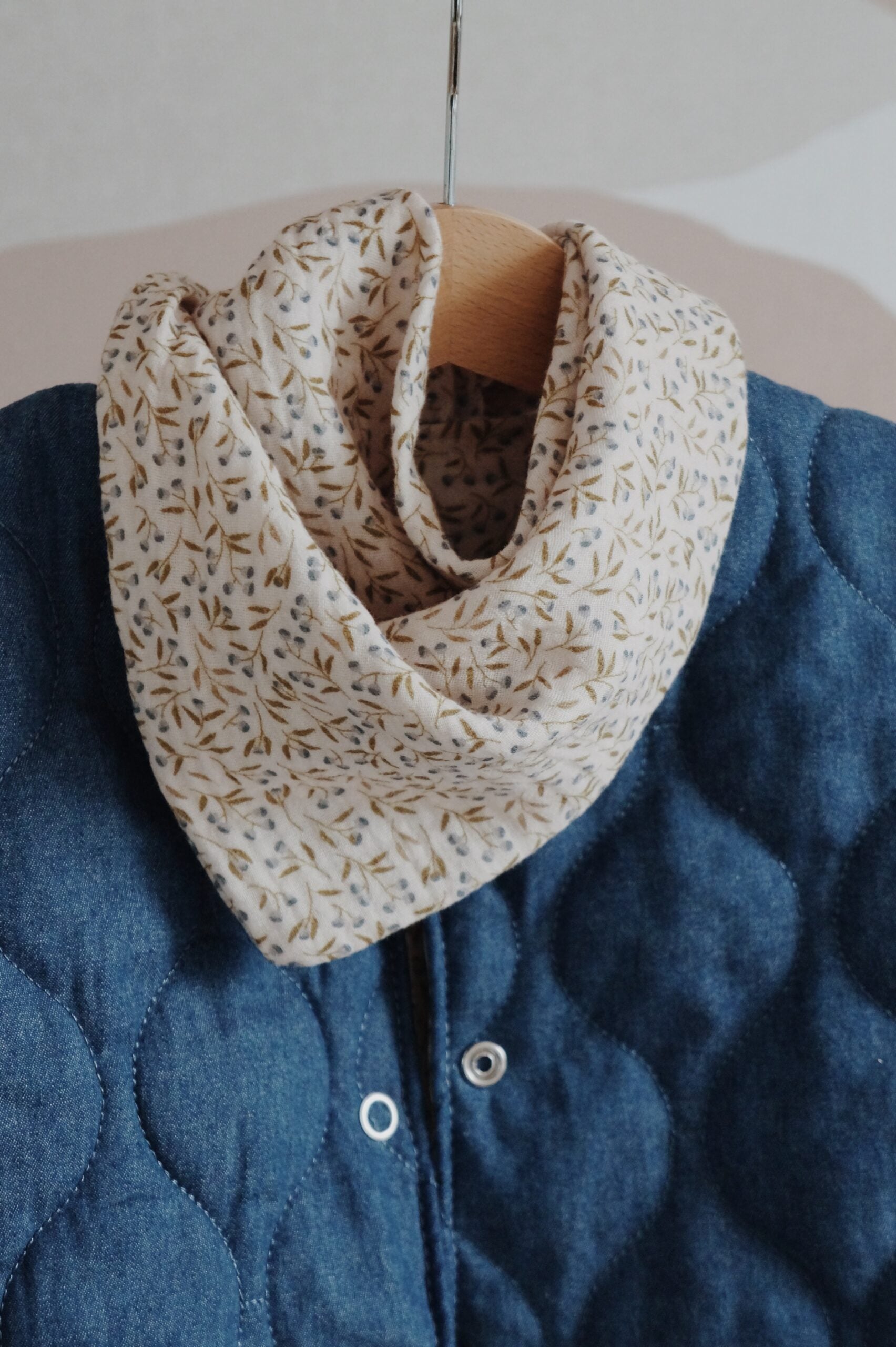 Veste matelassée avec manches enfant Jean/ Feuilles d'olivier Taille 18 mois