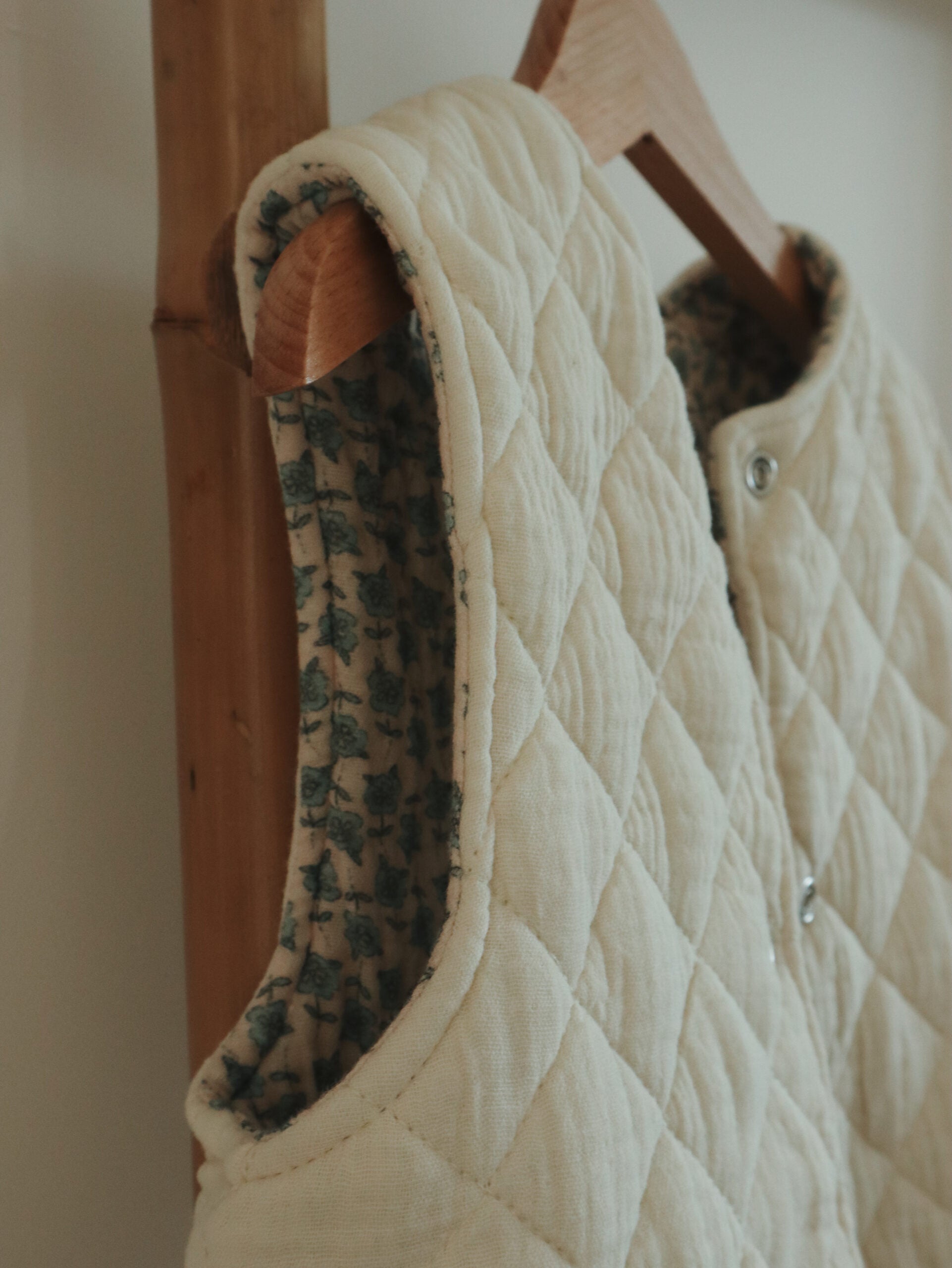 Veste matelassée sans manches Crème/Bloom Taille 36 mois